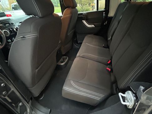 Used 2018 Jeep Wrangler Unlimited Sahara AWD/4WD image 16
