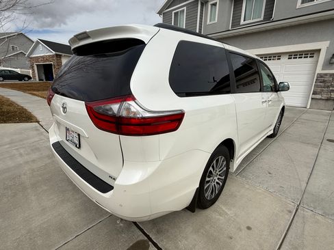 Used 2020 Toyota Sienna XLE Premium image 5
