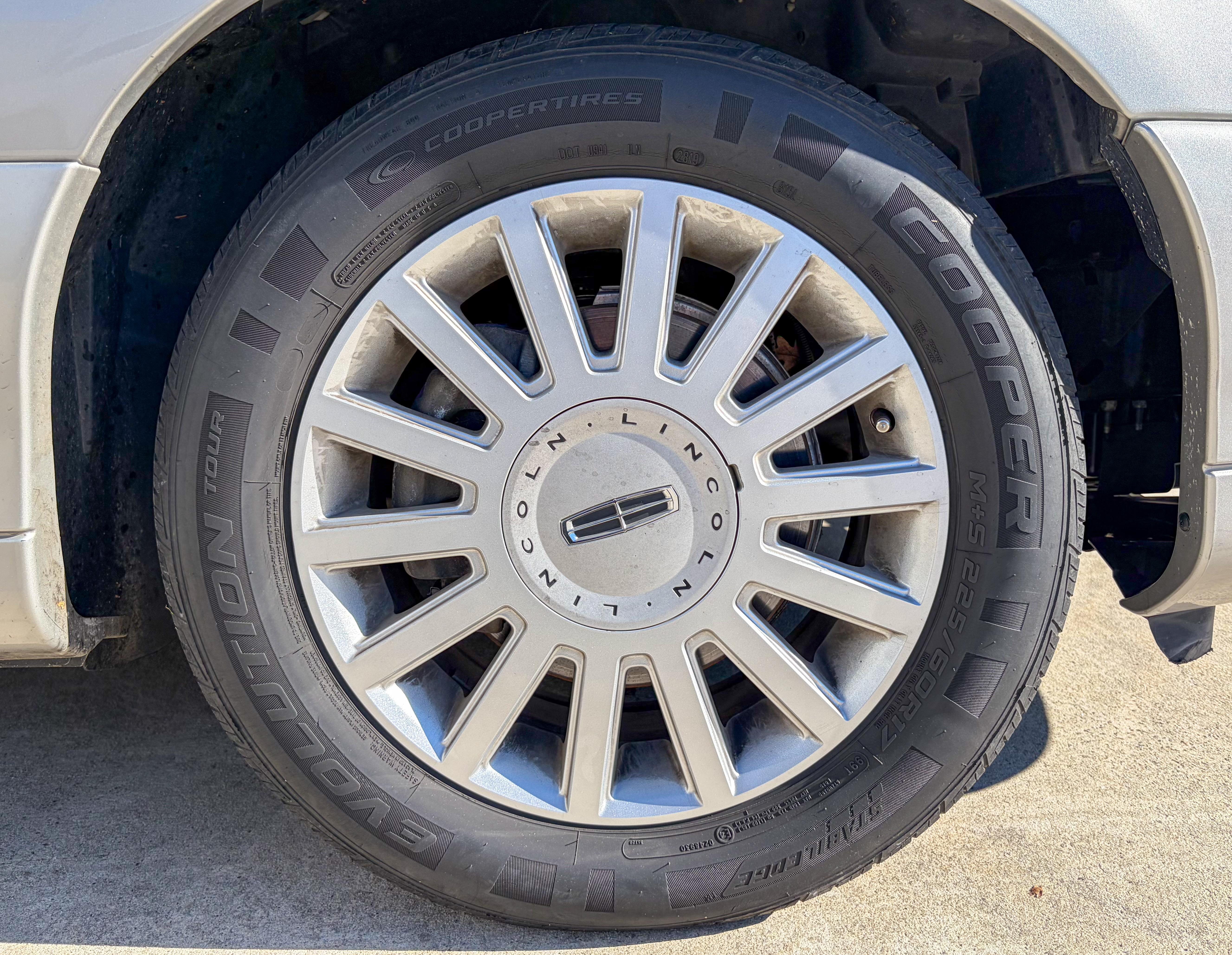 Used 2005 Lincoln Town Car Signature Limited RWD image 8
