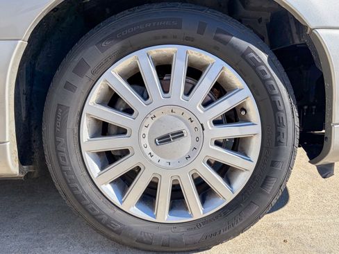 Used 2005 Lincoln Town Car Signature Limited image 8