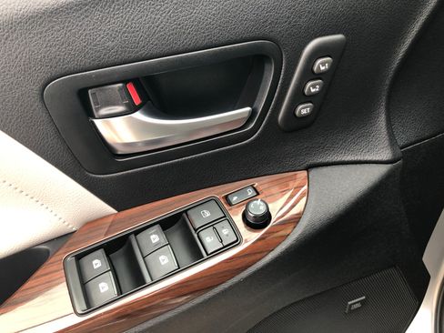 Used 2016 Toyota Sienna Limited Premium image 11