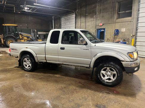 Used 2001 Toyota Tacoma Limited image 1