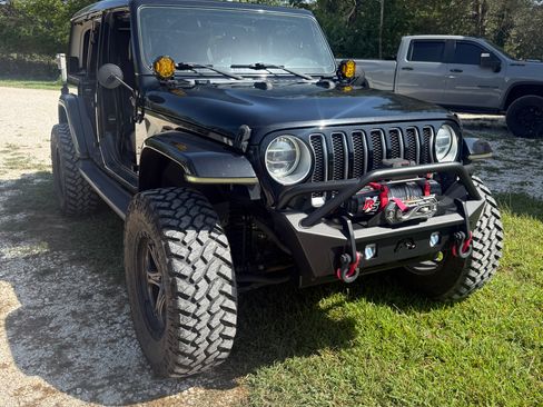 Used 2018 Jeep Wrangler Unlimited Sahara AWD/4WD image 8