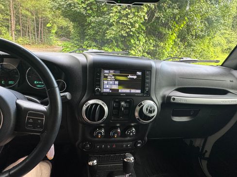 Used 2017 Jeep Wrangler Unlimited Sahara w/ Max Tow Package AWD/4WD image 15