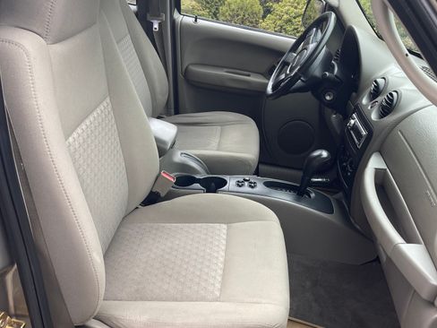 Used 2006 Jeep Liberty Sport image 9