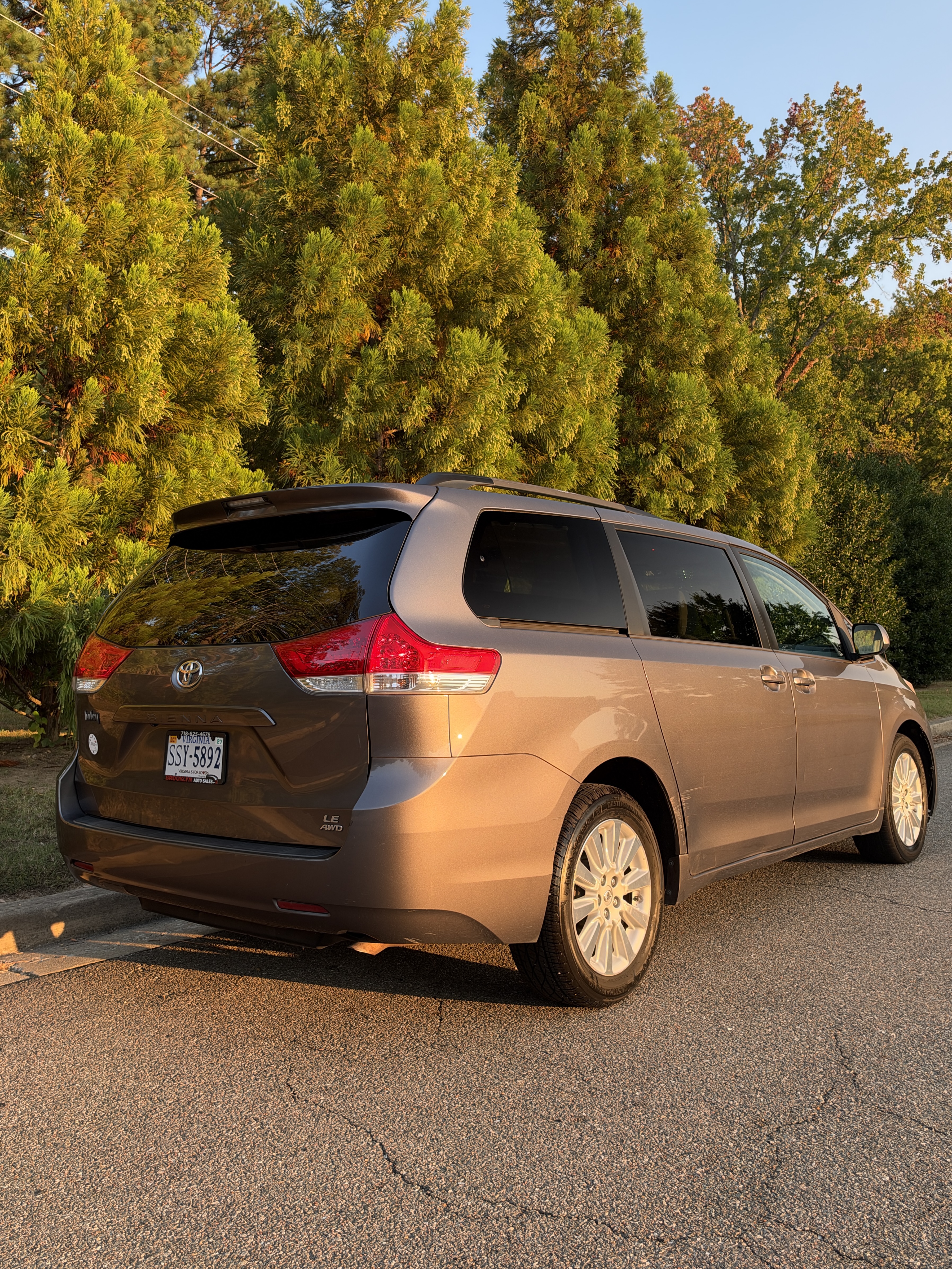 Used 2013 Toyota Sienna LE w/ Towing Pkg AWD/4WD image 2