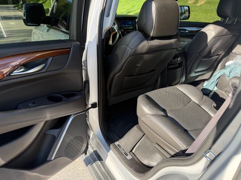Used 2016 Cadillac Escalade Luxury image 9