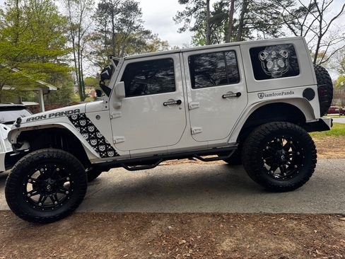 Used 2015 Jeep Wrangler Unlimited Sahara w/ Connectivity Group image 4