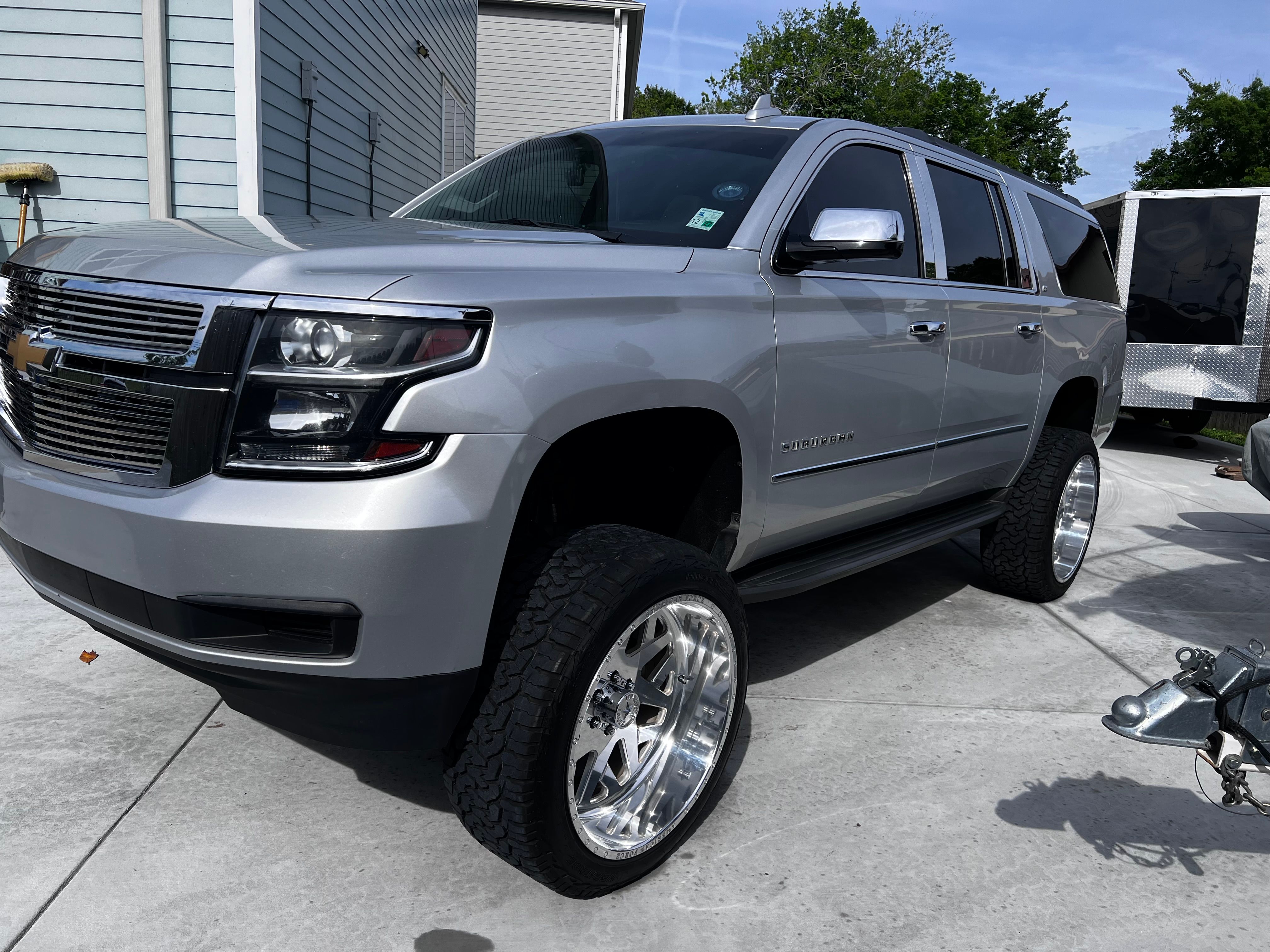 Used 2015 Chevrolet Suburban LT RWD image 4