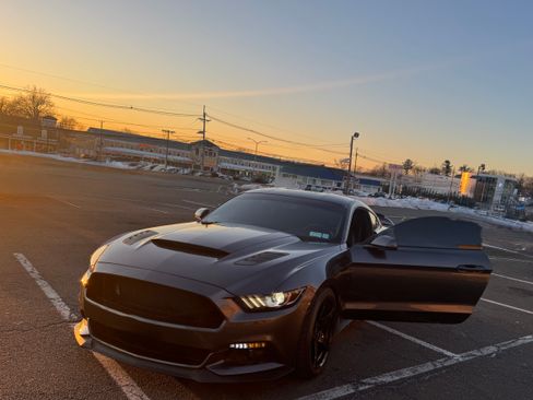 Used 2017 Ford Mustang GT Premium w/ GT Performance Package RWD image 8