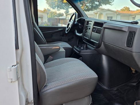 Used 2005 Chevrolet Express 2500 image 8