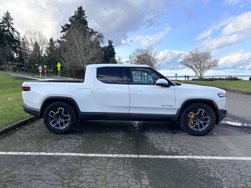 Used 2022 Rivian R1T Adventure image 5