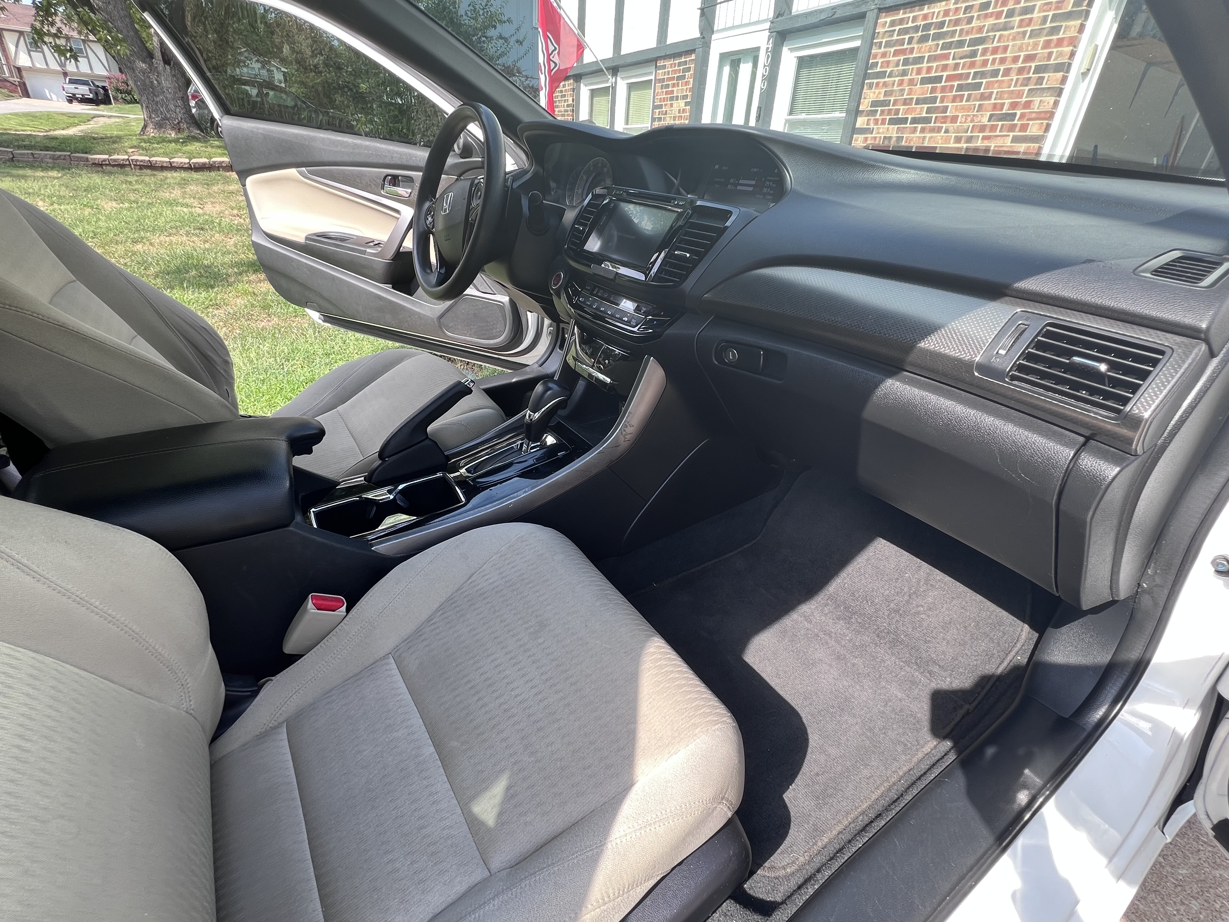 Used 2016 Honda Accord EX image 10