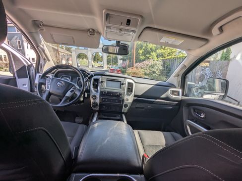 Used 2017 Nissan Titan SV AWD/4WD image 15