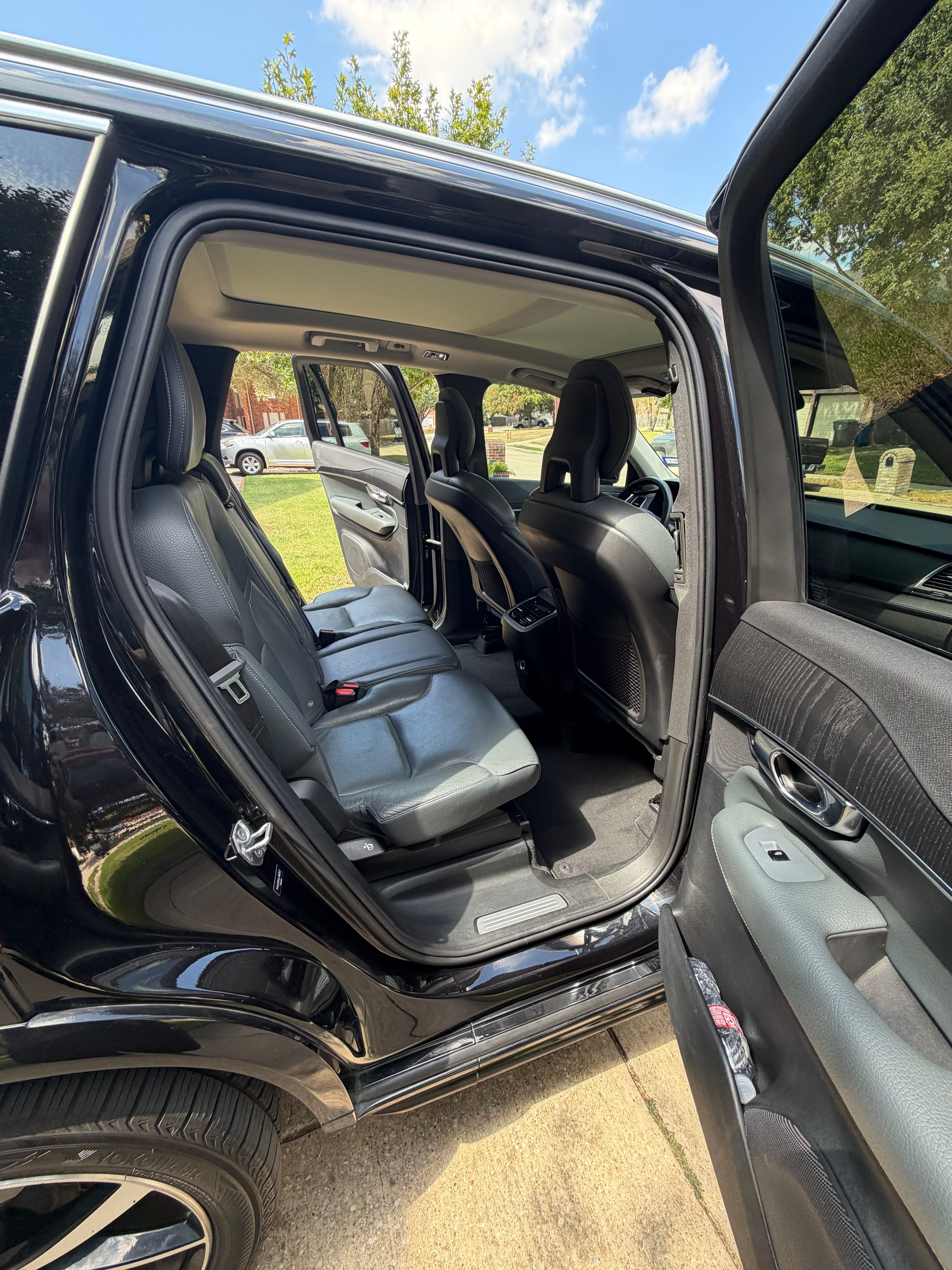 Used 2020 Volvo XC90 T6 Momentum w/ Protection Package AWD/4WD image 14