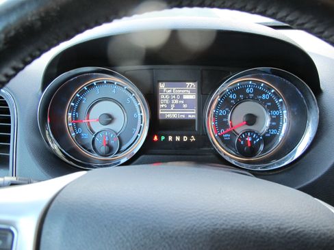 Used 2015 Chrysler Town & Country Touring image 12