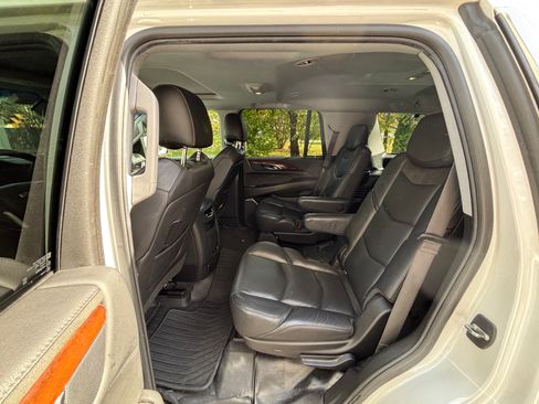 Used 2019 Cadillac Escalade Luxury image 9