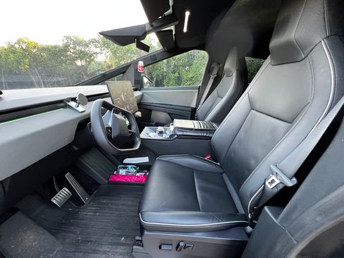 Used 2025 Tesla Cybertruck AWD Crew Cab image 12