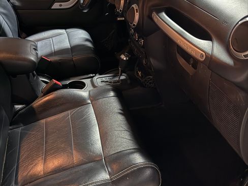 Used 2012 Jeep Wrangler Unlimited Sahara image 12