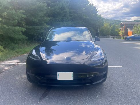 Used 2024 Tesla Model Y Long Range AWD/4WD image 2