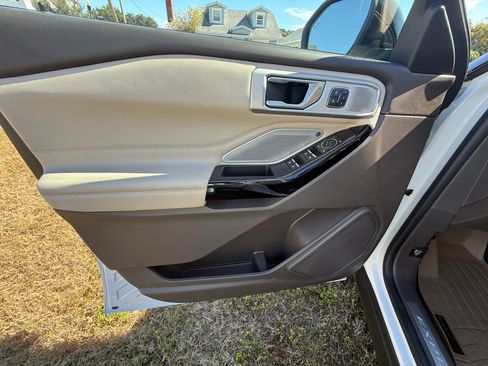 Used 2022 Ford Explorer Platinum w/ Technology Package image 9