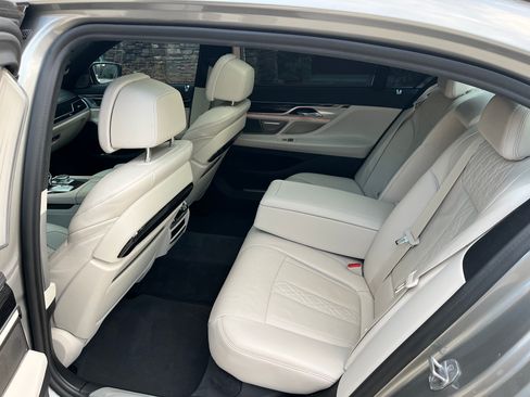 Used 2022 BMW 740i w/ M Sport Package image 6