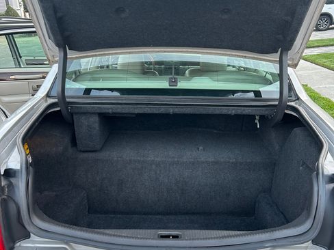 Used 2009 Lincoln Town Car Signature Limited image 16