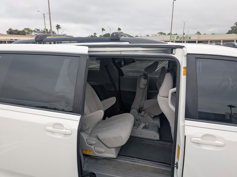 Used 2014 Toyota Sienna LE image 6