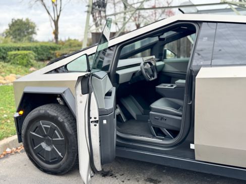 Used 2025 Tesla Cybertruck AWD Crew Cab image 15
