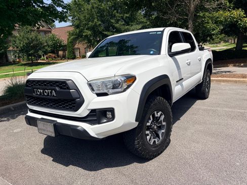 Used 2017 Toyota Tacoma TRD Off-Road AWD/4WD image 4