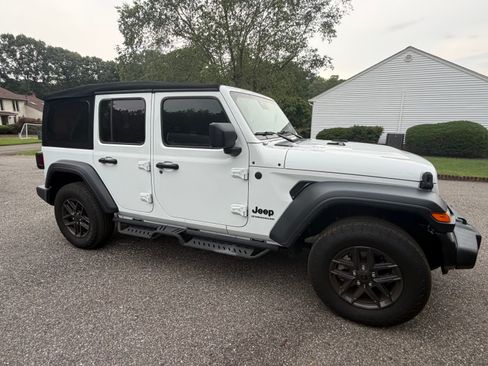 Used 2024 Jeep Wrangler Unlimited Sport AWD/4WD image 4