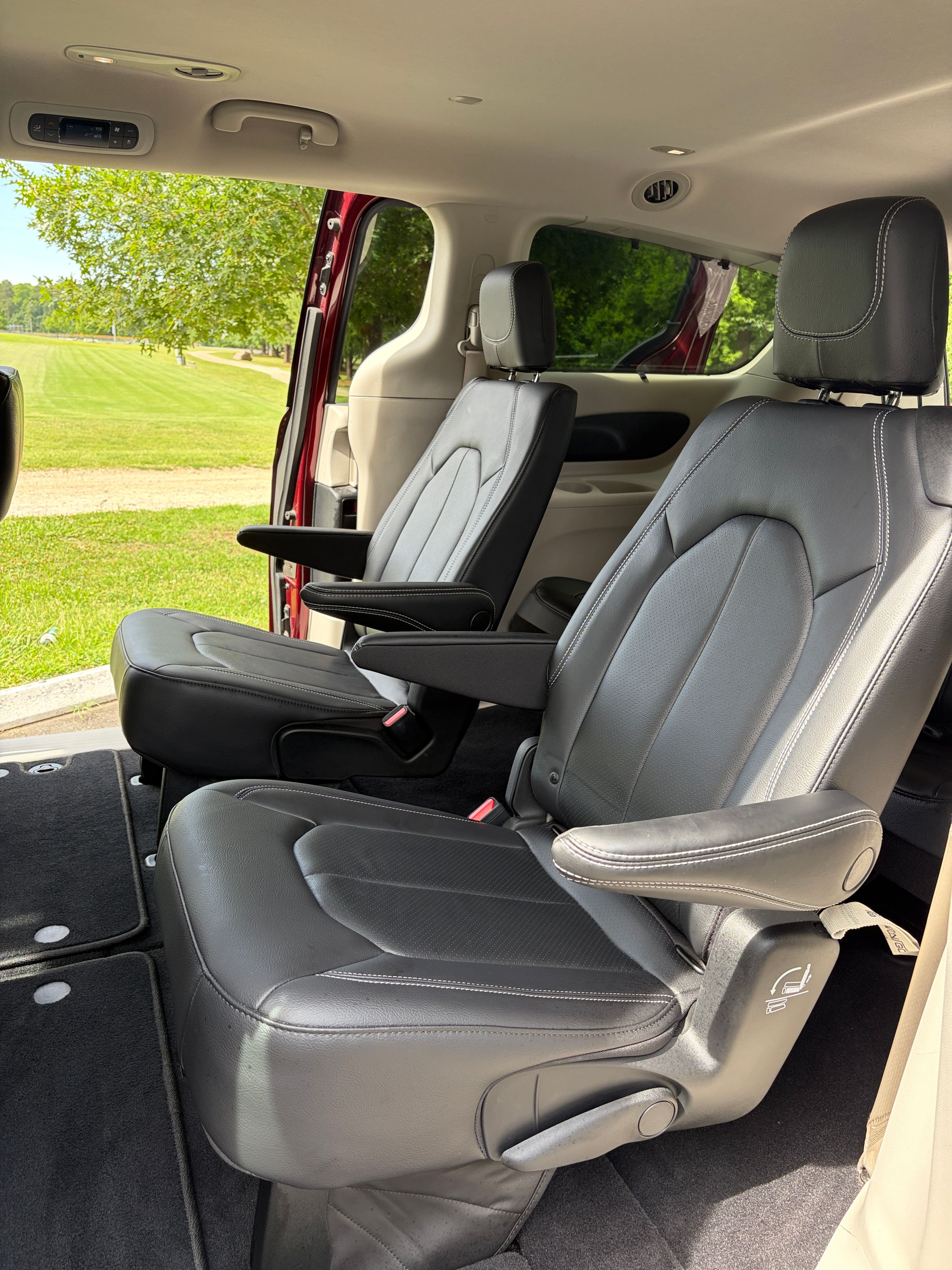 Used 2022 Chrysler Pacifica Touring-L FWD image 13