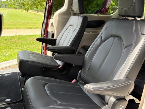 Used 2022 Chrysler Pacifica Touring-L FWD image 13