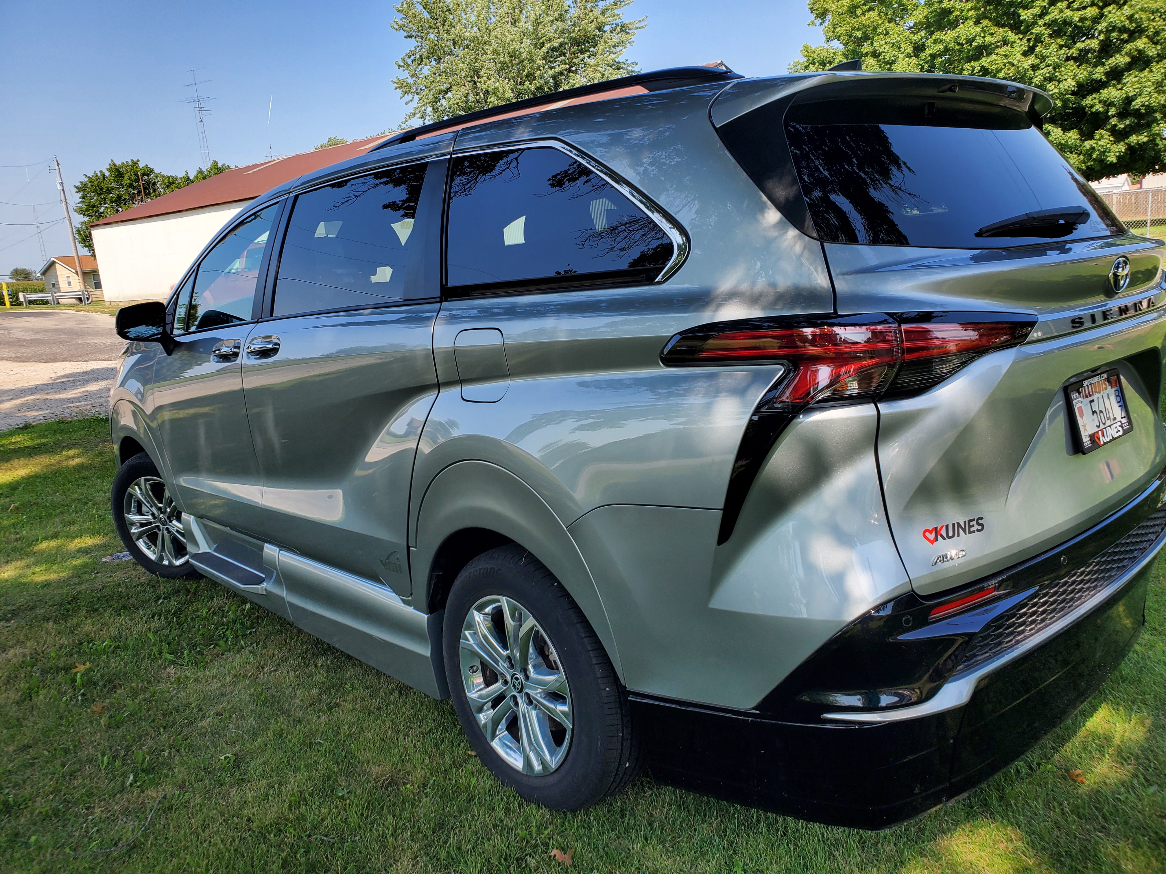Used 2023 Toyota Sienna XSE w/ XSE Plus Package AWD/4WD image 9