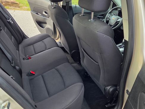 Used 2014 Chevrolet Cruze LT image 12
