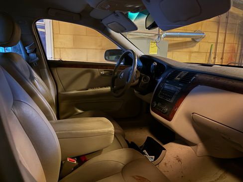 Used 2006 Cadillac DTS w/ Trunk Convenience Package image 15