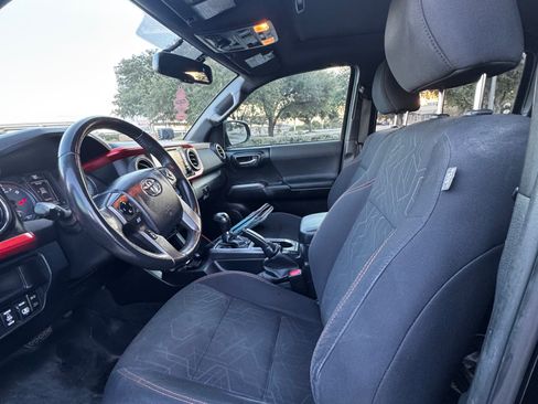 Used 2017 Toyota Tacoma TRD Off-Road w/ Premium & Technology Package AWD/4WD image 14