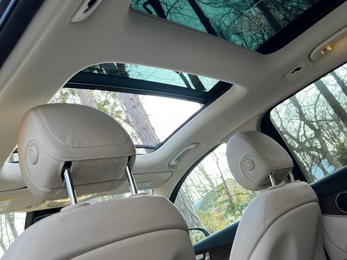 Used 2022 Mercedes-Benz GLC 300 4MATIC image 2