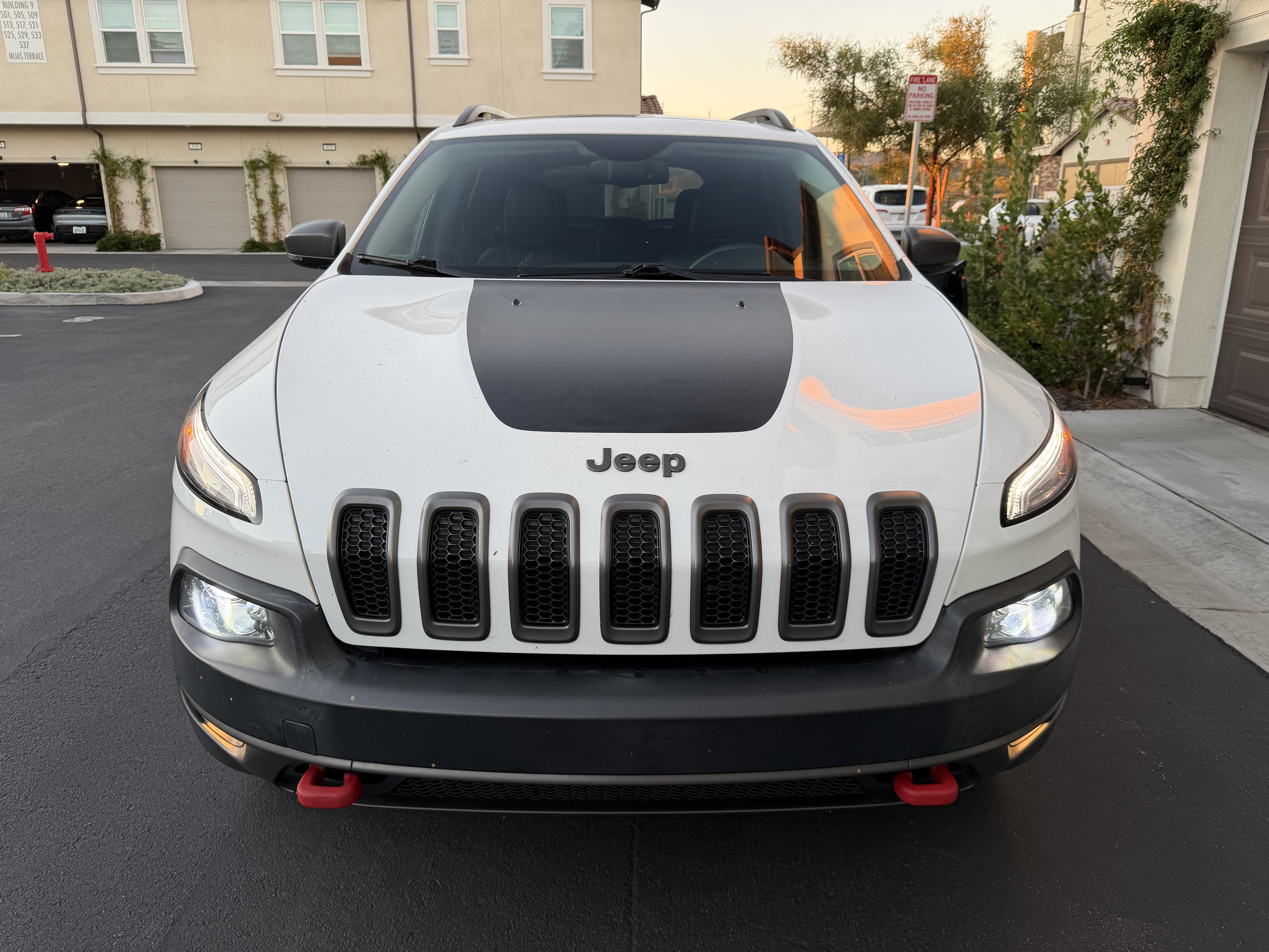 Used 2015 Jeep Cherokee Trailhawk w/ Comfort/Convenience Group AWD/4WD image 2