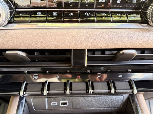 Used 2025 GMC Canyon Denali AWD/4WD image 15