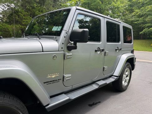 Used 2015 Jeep Wrangler Unlimited Sahara w/ Dual Top Group AWD/4WD image 4