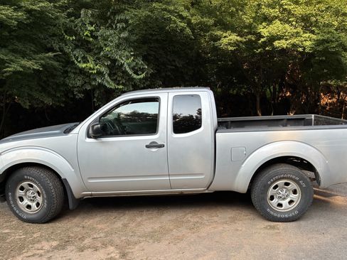 Used 2010 Nissan Frontier SE RWD image 1