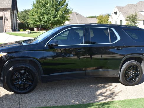 Used 2020 Chevrolet Traverse LT w/ LPO, Blackout Package image 2