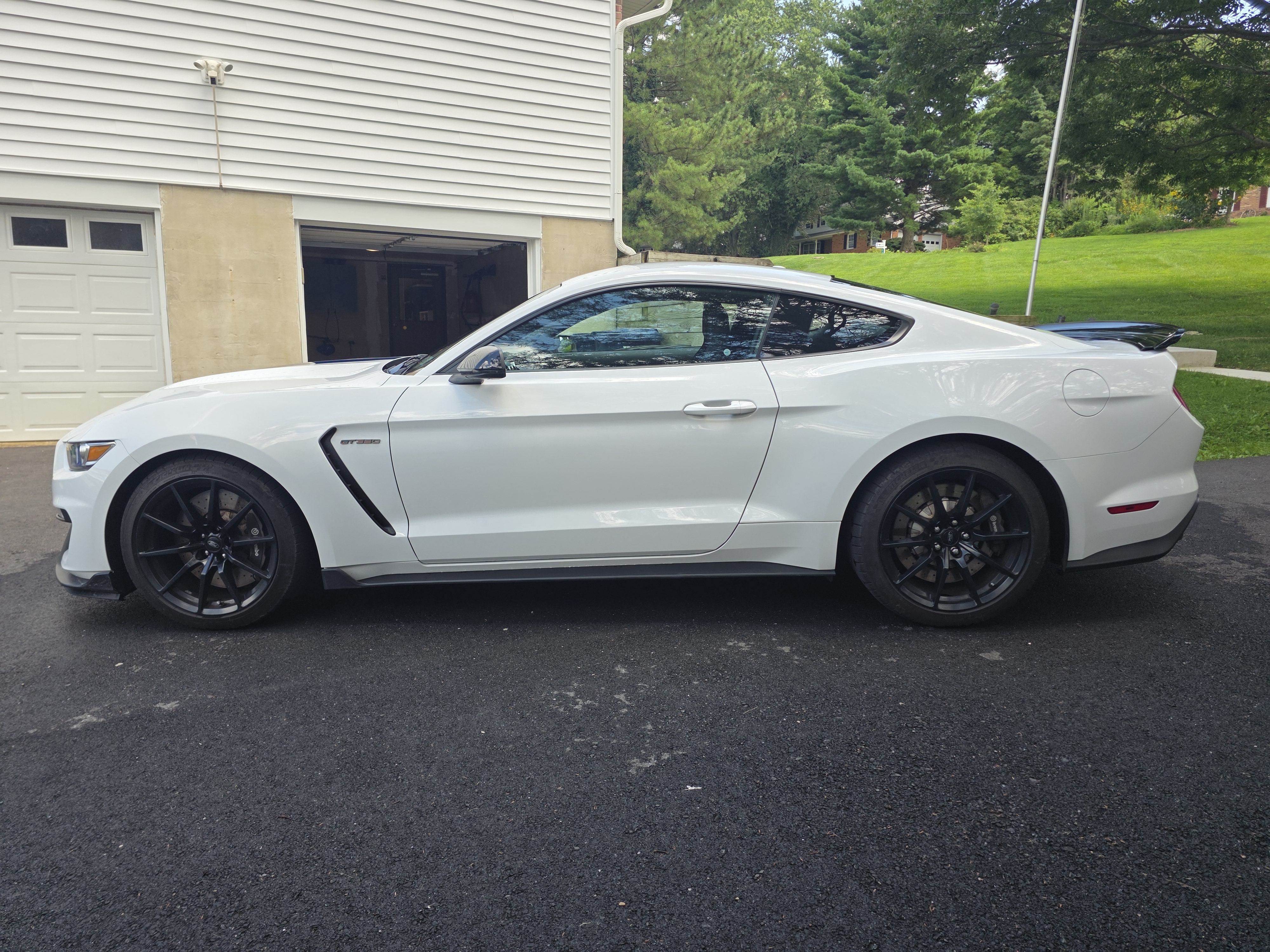 Used 2018 Ford Mustang Shelby GT350 w/ Electronics Package RWD image 9
