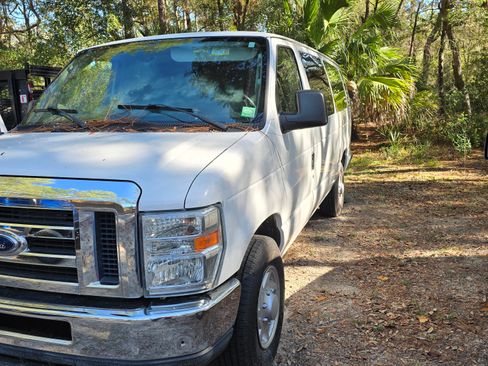 Used 2014 Ford E-350 and Econoline 350 XLT image 5