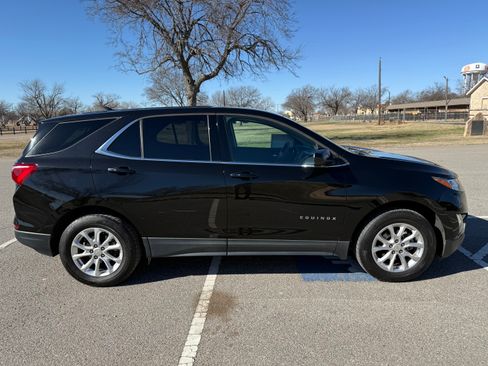 Used 2018 Chevrolet Equinox LT image 2