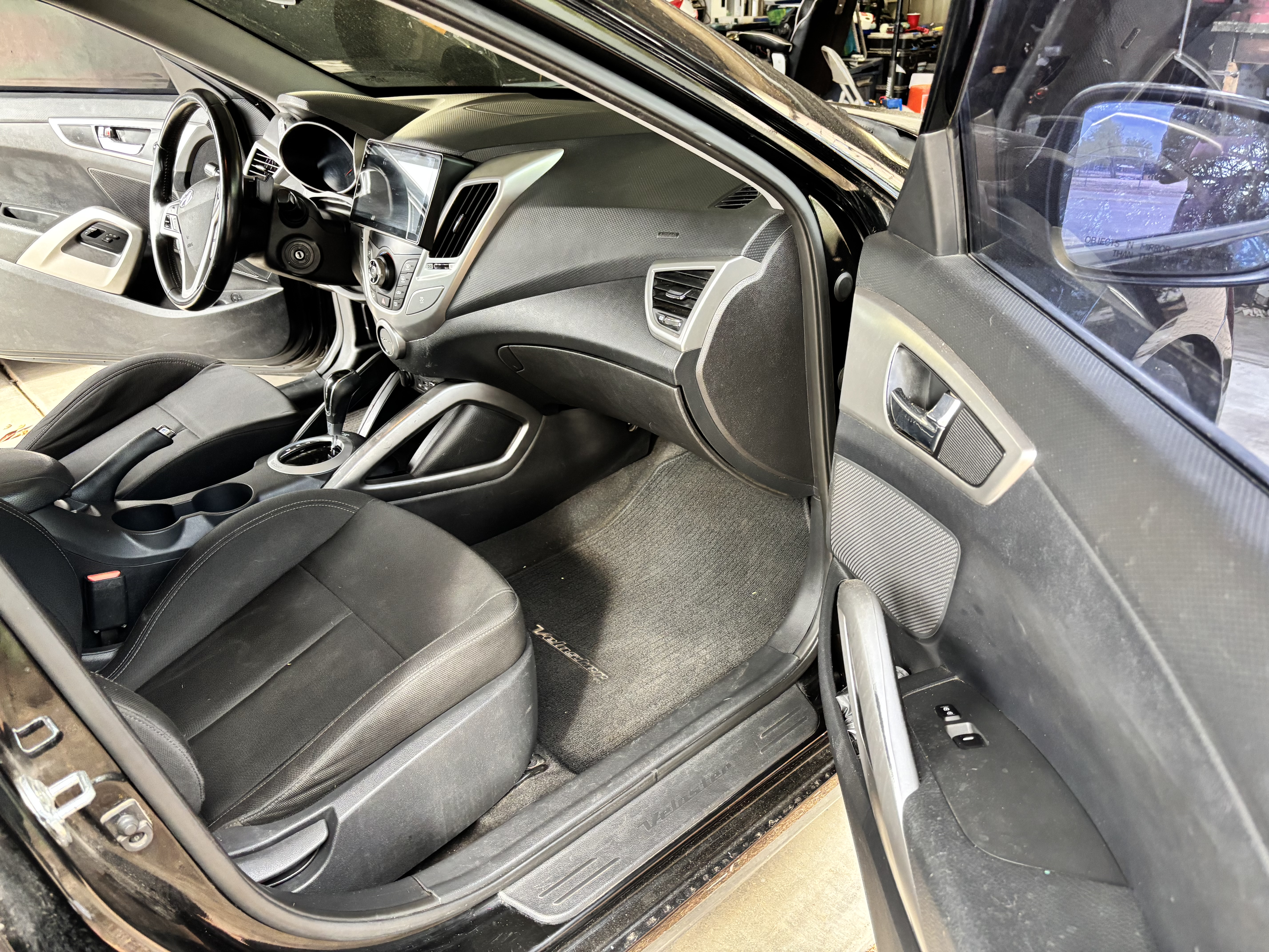 Used 2017 Hyundai Veloster FWD image 6