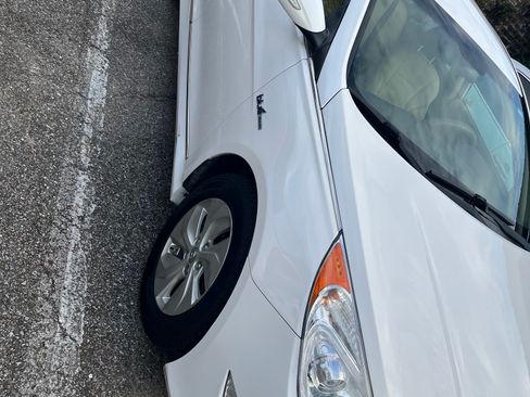 Used 2015 Hyundai Sonata Hybrid FWD image 2