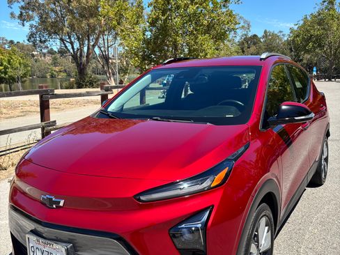 Used 2022 Chevrolet Bolt EUV LT w/ Convenience Package FWD image 4