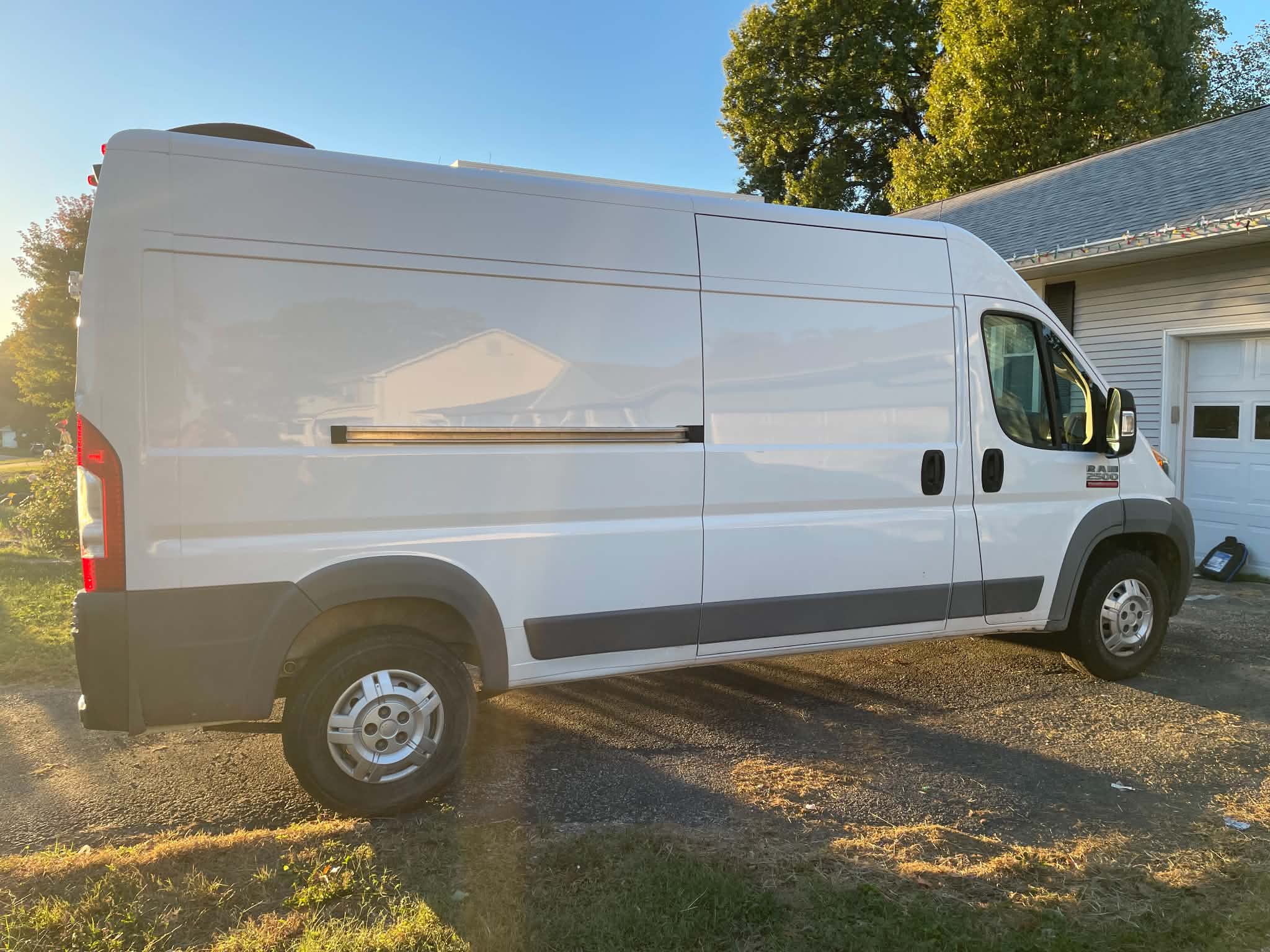 Used 2018 RAM ProMaster 2500 FWD image 1